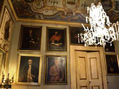Sulle pareti fanno poi mostra di s� diversi ritratti